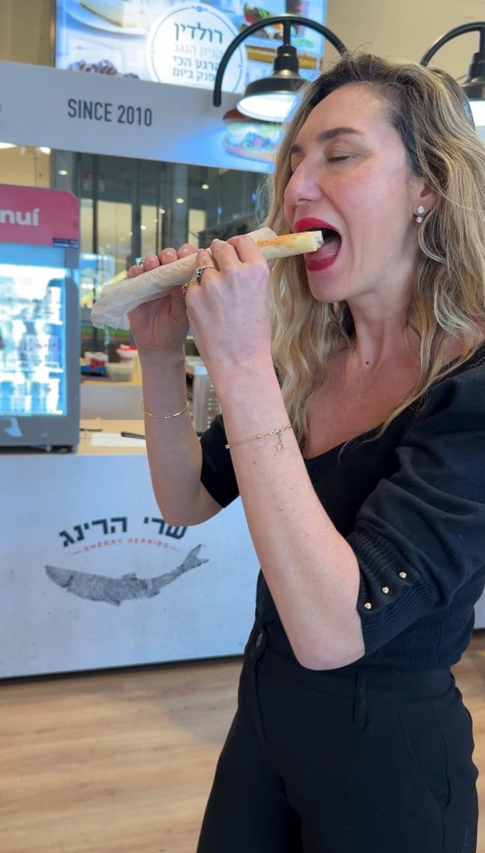 מיכל אנסקי מתענגת על כל ביס. צילום: יח"צ