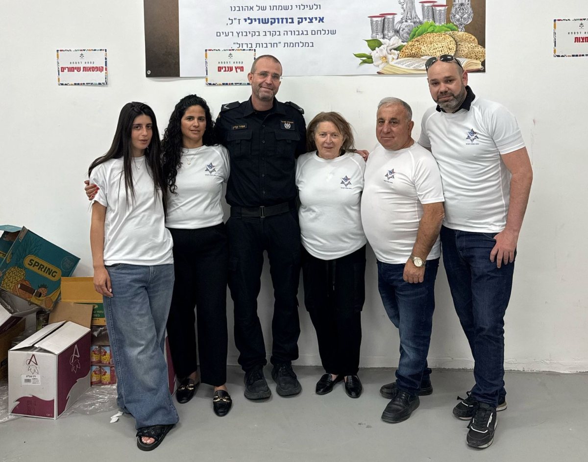 חלוקה מרגשת של 150 מארזי “קמחא דפסחא” לזכר איציק בוזוקשווילי ז"ל. צילום: שירן פרץ