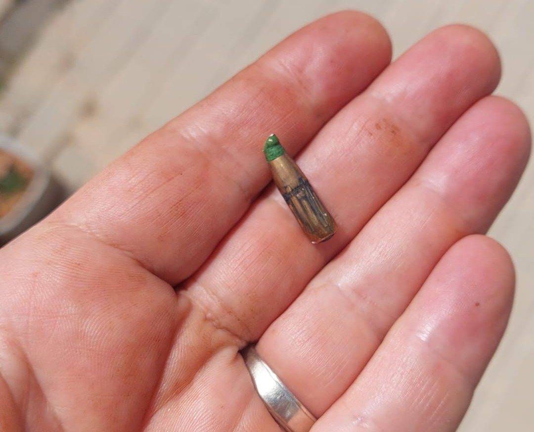 הקליע שנמצא בביתו של תושב כרמית. קרדיט: תוכן גולשים ע"פ סעיף 27א'