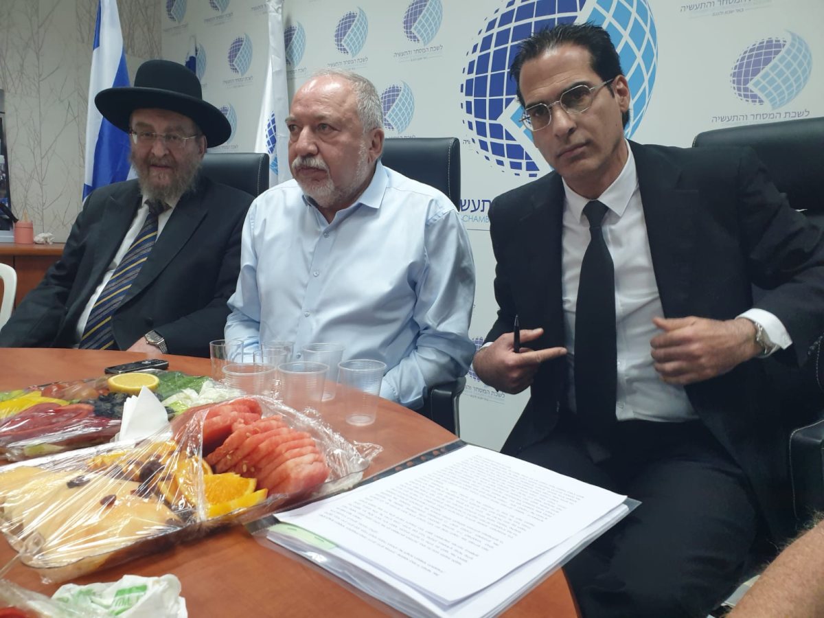 מימין: מנכ"ל הלשכה, עו"ד רפי גיל, ח"כ אביגדור ליברמן, הרב יורם כהן . צילום: יח"צ לשכה.