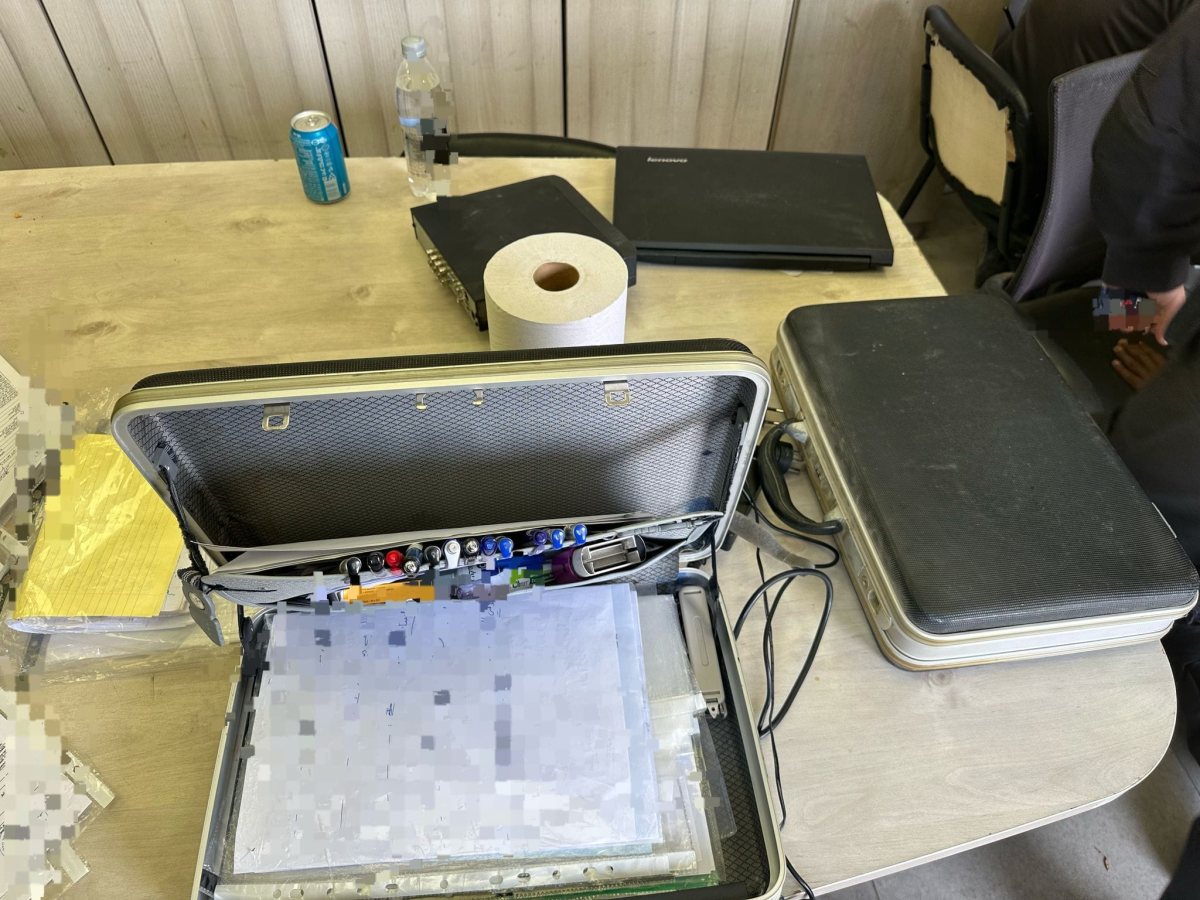 הציוד שנתפס על השניים. קרדיט - משטרת ישראל