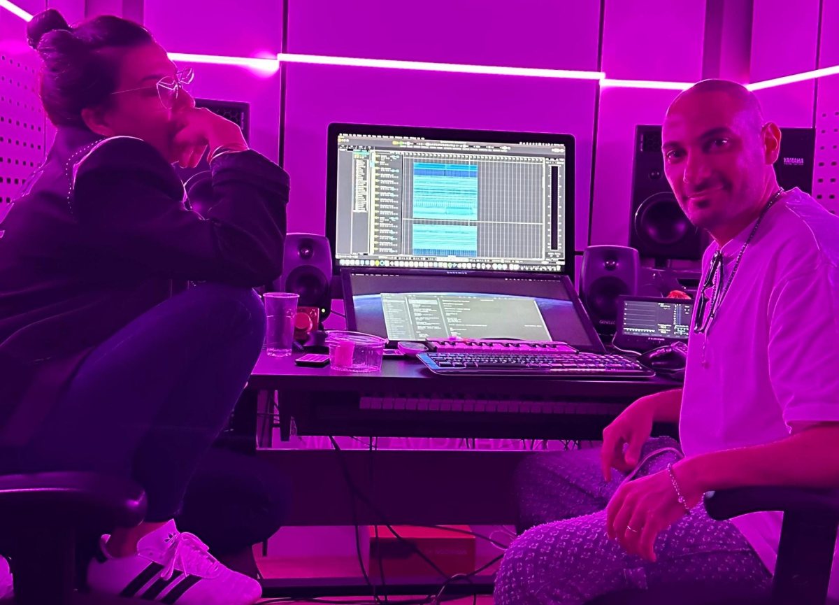 דיג'יי מור אברהמי והזמרת דיקלה באולפן. צילום: פרטי