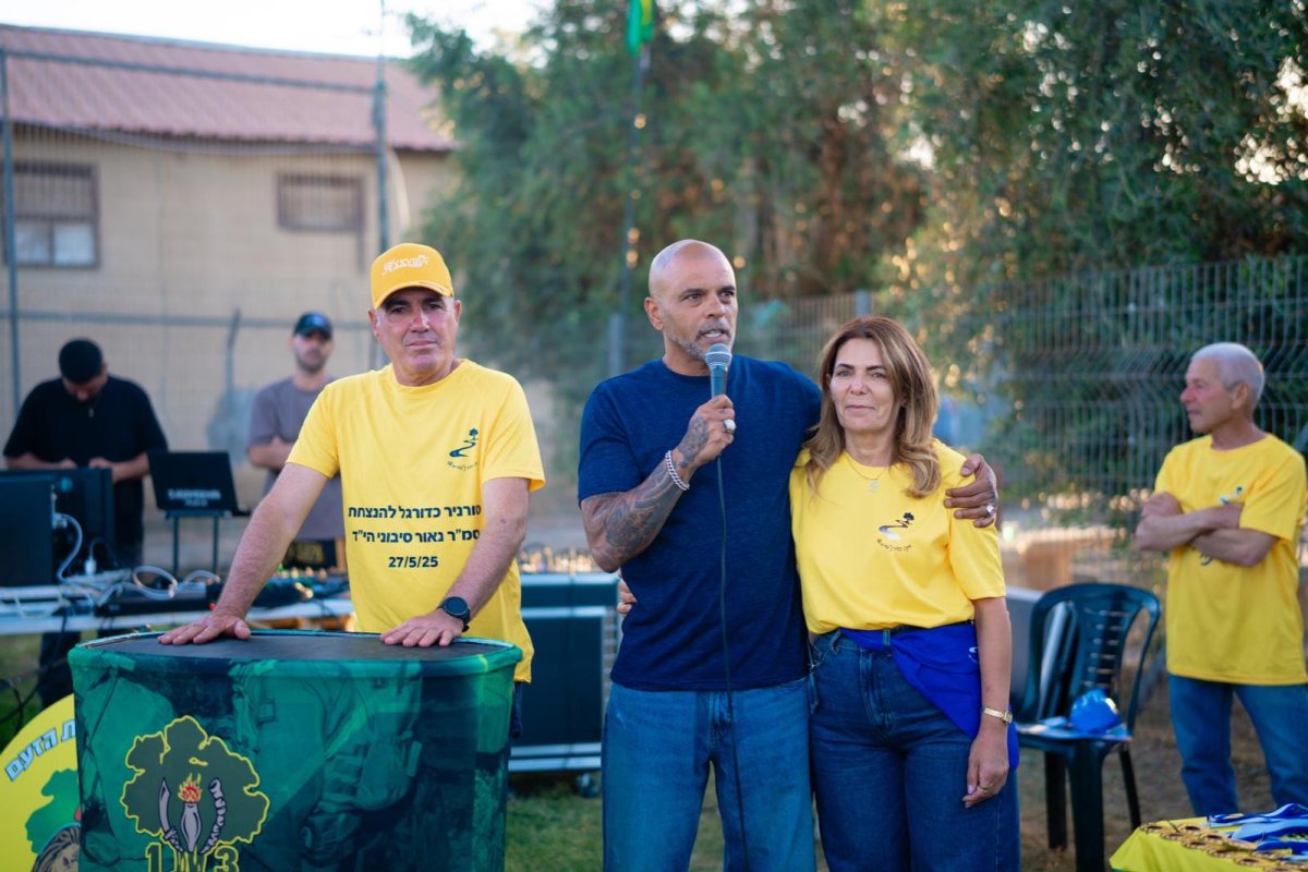 אייל גולן בטורניר כדורגל עם השחקן אורי סלימאן. צילום: פרטי