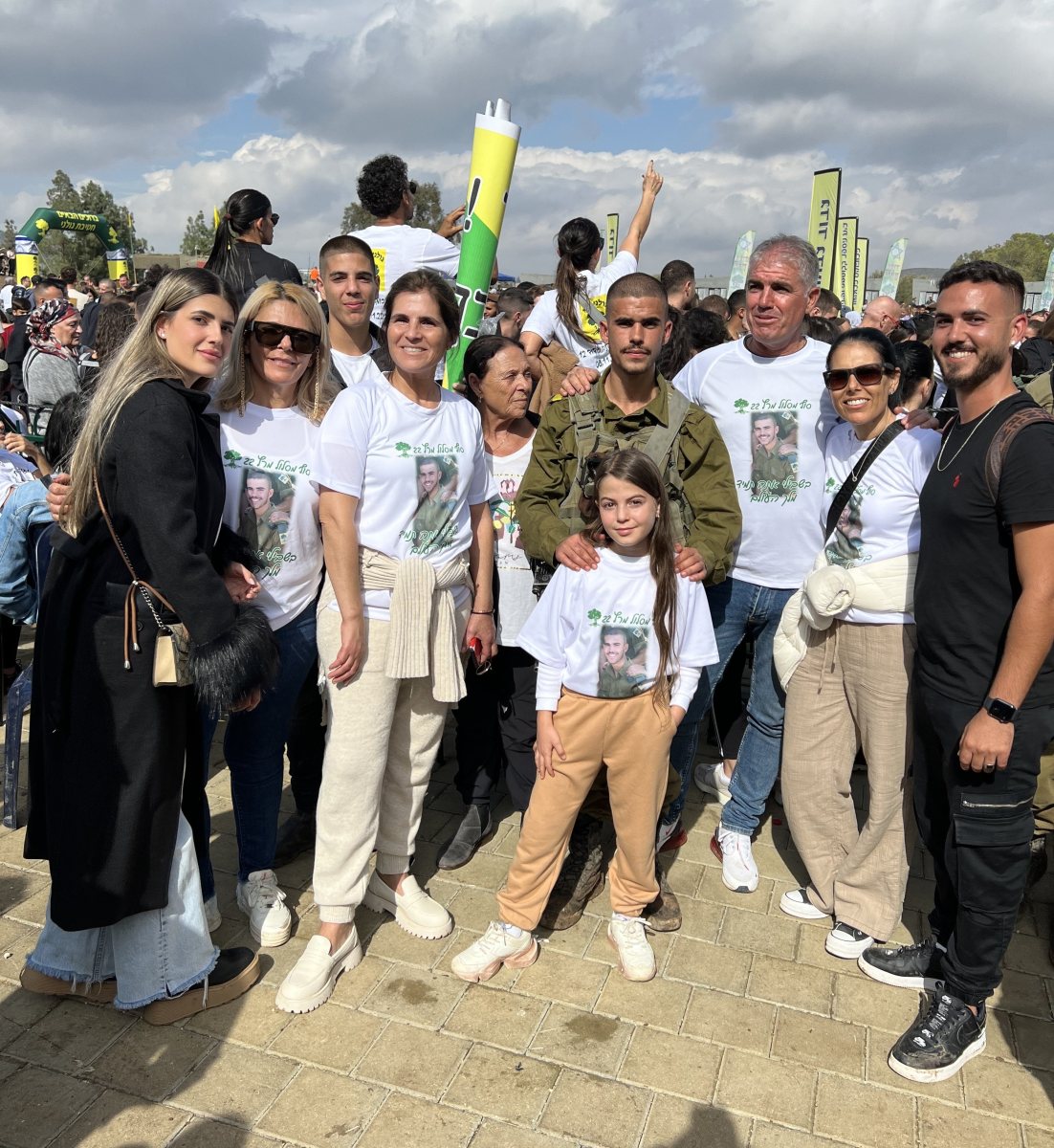 נאור סיבוני (הי"ד) עם משפחתו בטקס סיום הטירונות. צילום: פרטי