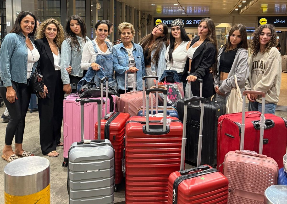 האחיות דבש והבנות בחו"ל. צילום: פרטי