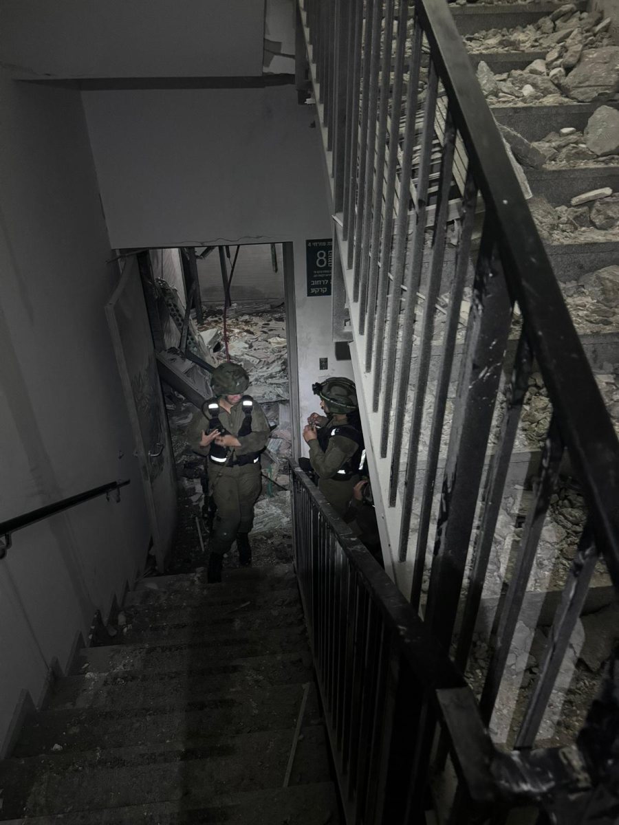 מחלצים אזרחים לכודים בבניין. צילום: פרטי