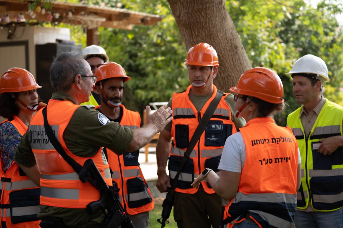 צחי משאבי שדה ופיקוד העורף במקום התרגיל. קרדיט - אדם שליט