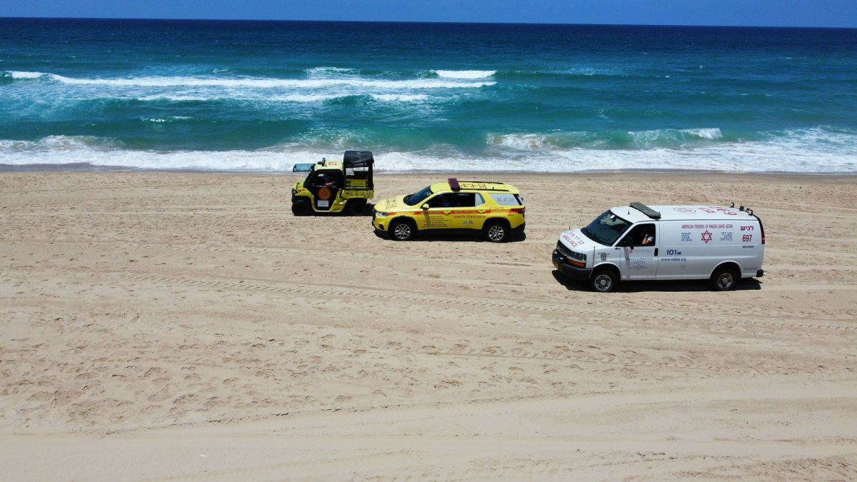 צוותי מד''א בחוף הים. צילום: חיים לוין דוברות מד''א