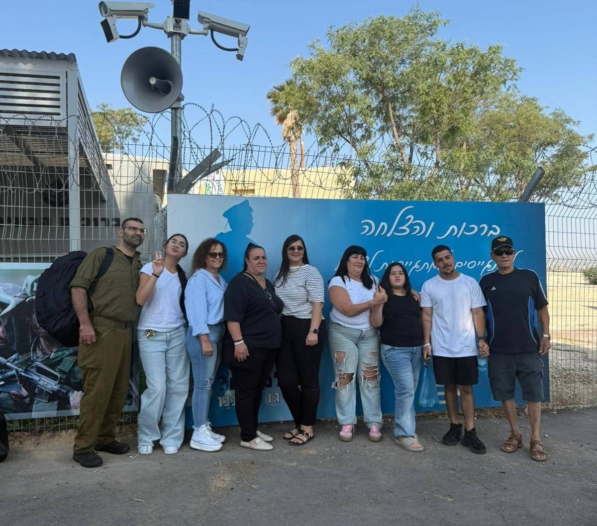 משפחה וחברים מלווים את אופק ביום הגיוס. צילום: פרטי