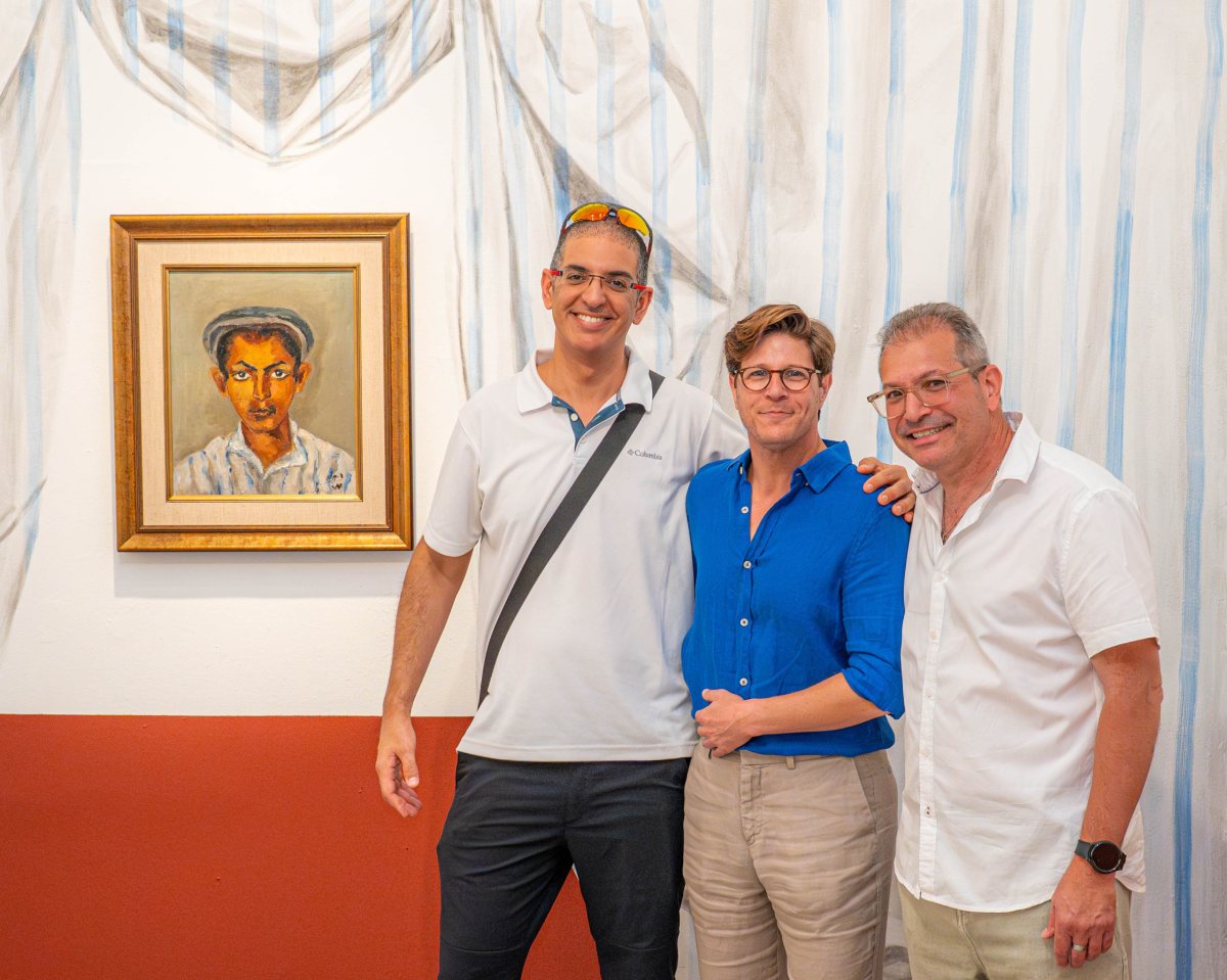 עודד שהם, רון ברטוש אוצר התערוכה, ואיתמר אאורטה. קרדיט: דניאל יאסנו