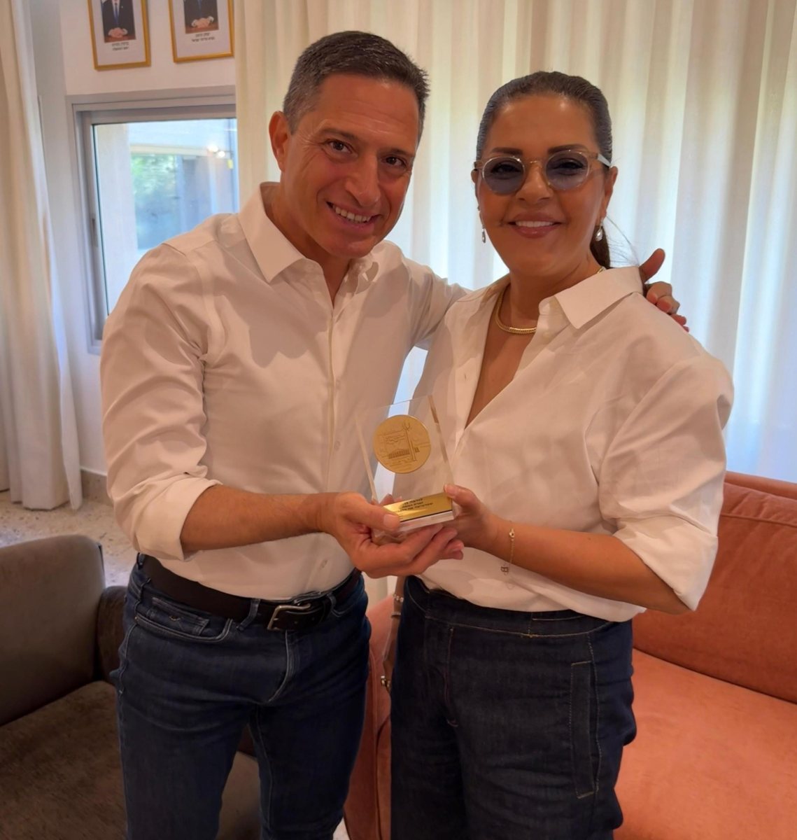 זהבה בן מקבלת מדליה מרוביק דנילוביץ. צילום: יח"צ