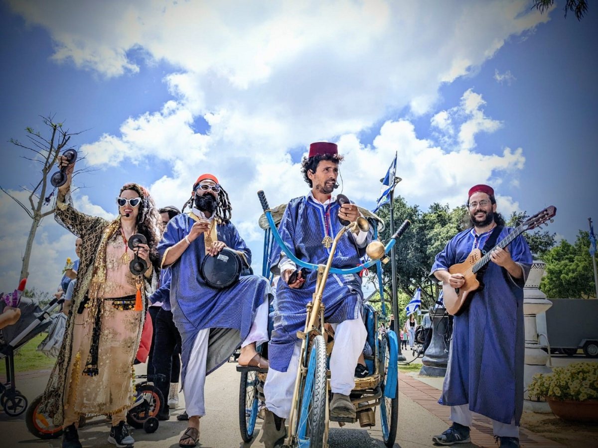 האחים בזוז. צילום:  תיאטרון פנדה