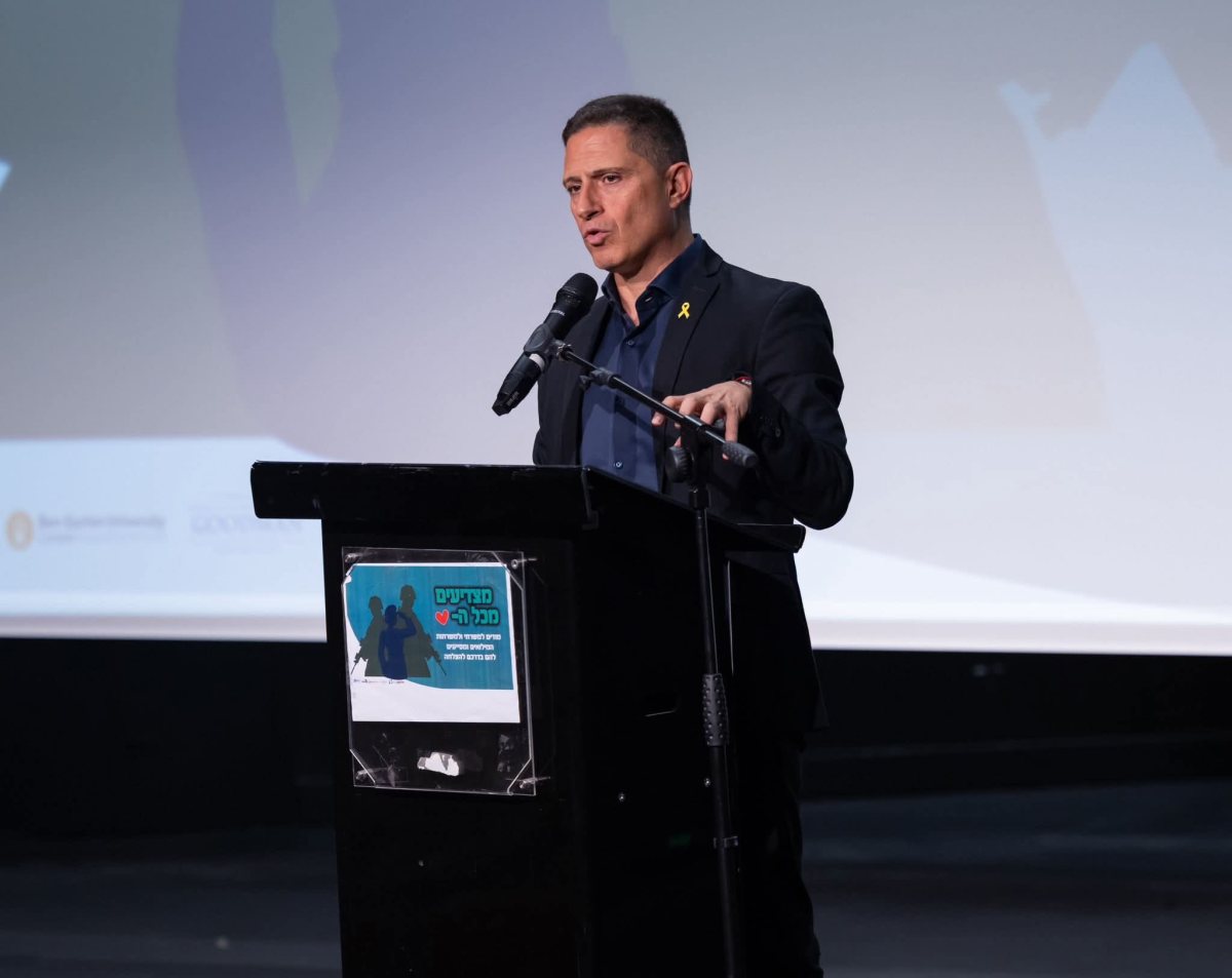 ראש העיר, רוביק דנילוביץ, בחלוקת מלגות. צילום: נדב צור