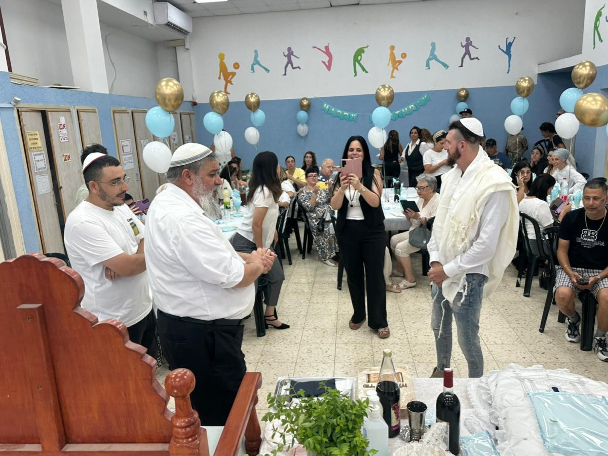 מסיבת הברית לבנו של ארתור וטטיאנה. צילום: צוות מורים בית ספר 'אלומות'