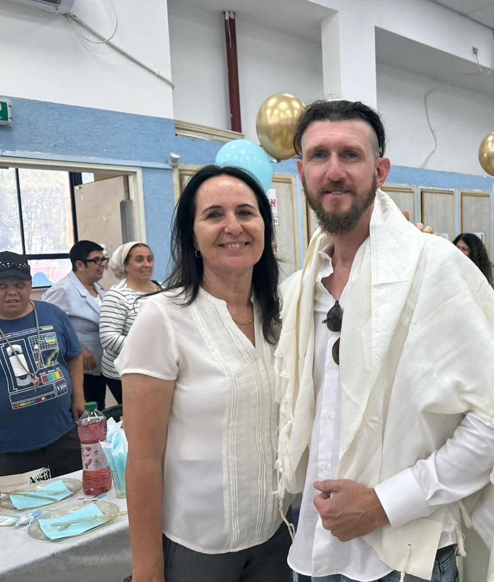 ארתור עם מנהלת בית הספר,עליזה שלום. צילום: צוות המורים בית ספר 'אלומות'