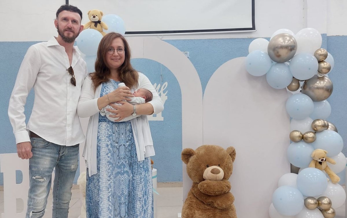 ארתור, אשתו והבן במסיבת ברית בבית הספר. צילום: צוות מורים אלומות