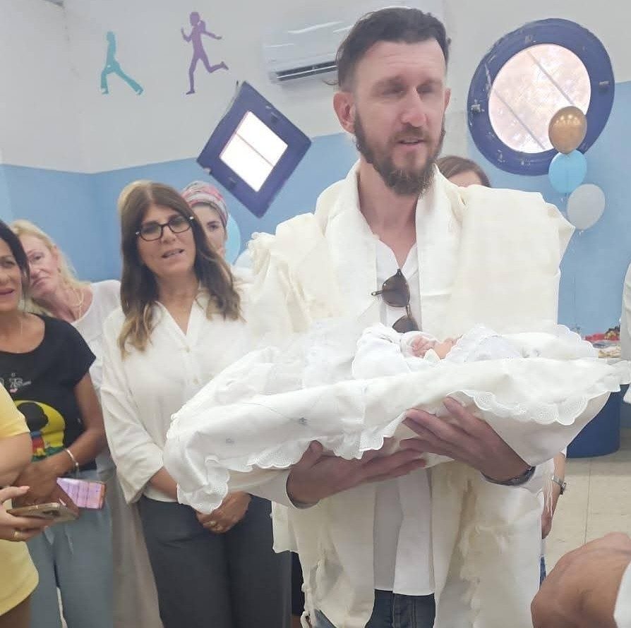 ארתור ובנו דניאל בברית. צילום: צוות מורים בית ספר 'אלומות'