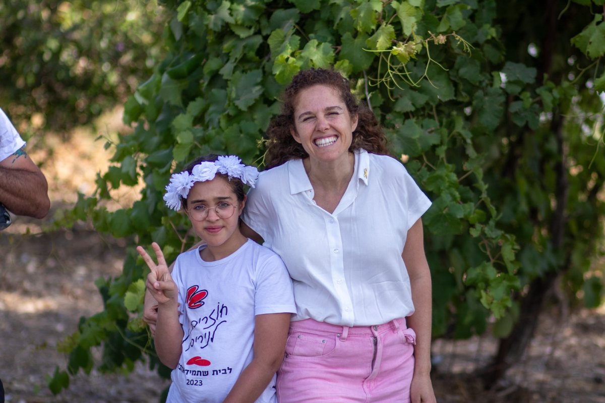 גולדי והבת בקיבוץ נירים. צילום: משפחתי