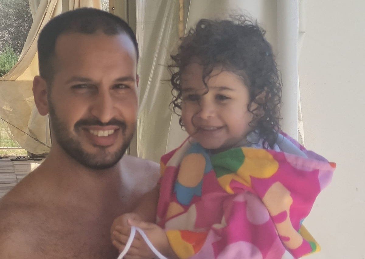 השוטר ניב דיינים ובתו בפעילות יום השוטר במועצה אזורית רמת הנגב. ללא קרדיט