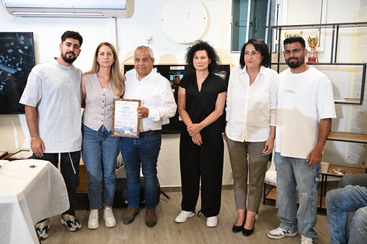 ראש העיר, בני ביטון, עם צוות הפרויקט. צילום: אבינועם עמר פנטזיה