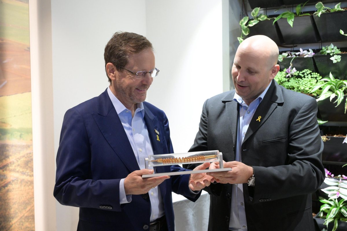 מיודובניק מעניק לנשיא הרצוג את הטפטפת הראשונה - צילום: עמוס בן גרשום לע''מ