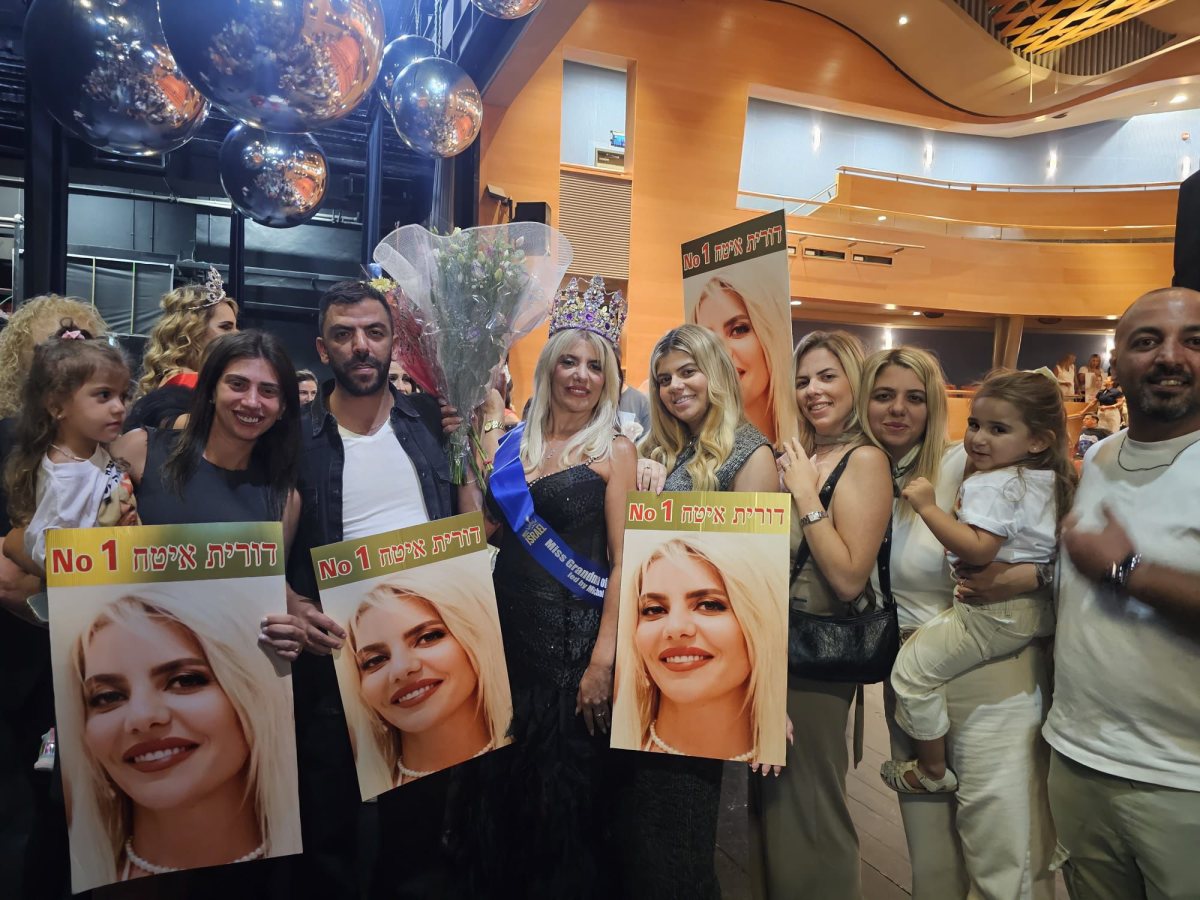 דורית איטח עם המשפחה הנרגשת. צילום: פרטי