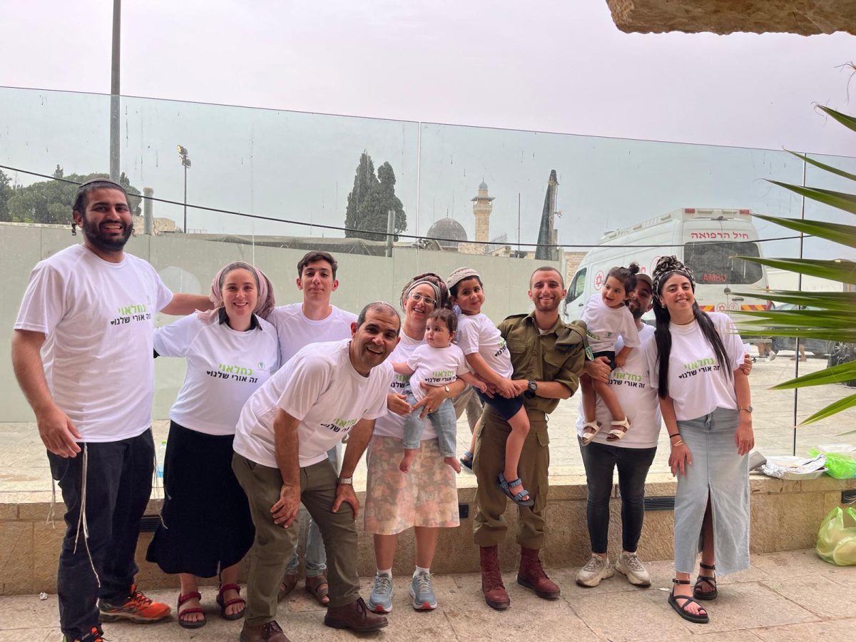 משפחת חדד בהרכב מלא. קרדיט: צילום פרטי