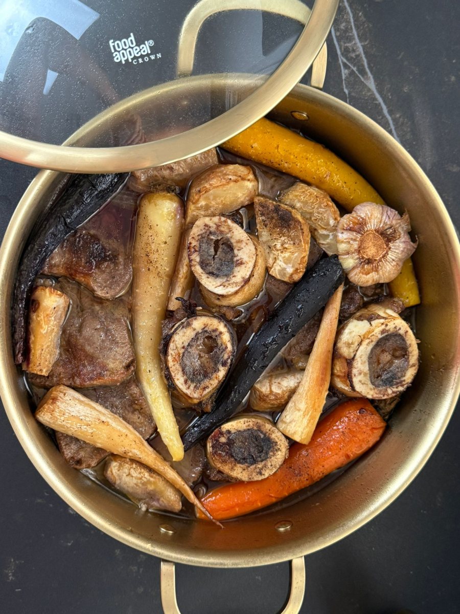 לשון בקר עם ירקות שורש ודבש