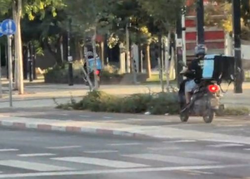 נוסעים על המדרכה, ללא הפרעה. קרדיט: צילום פרטי