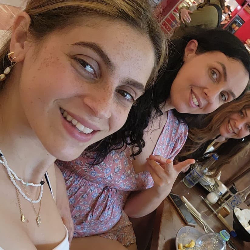 מרי ורון עם אחותה עמית מן שנרצחה בשבע באוקטובר. צילום: פרטי