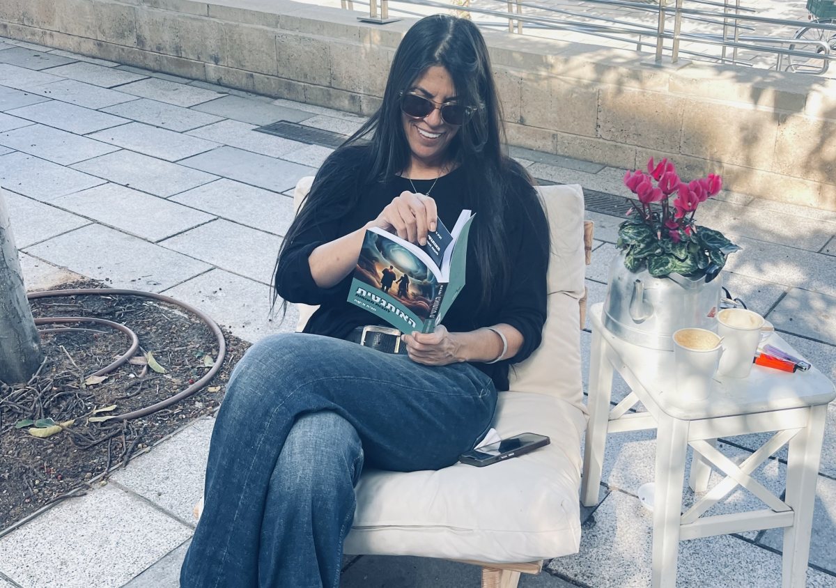 חגית אישה כותבת הספר "האותנטית - להבות תאומות"