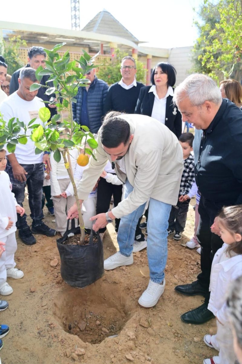 שגב כלפון עם ילדי הגנים בדימונה