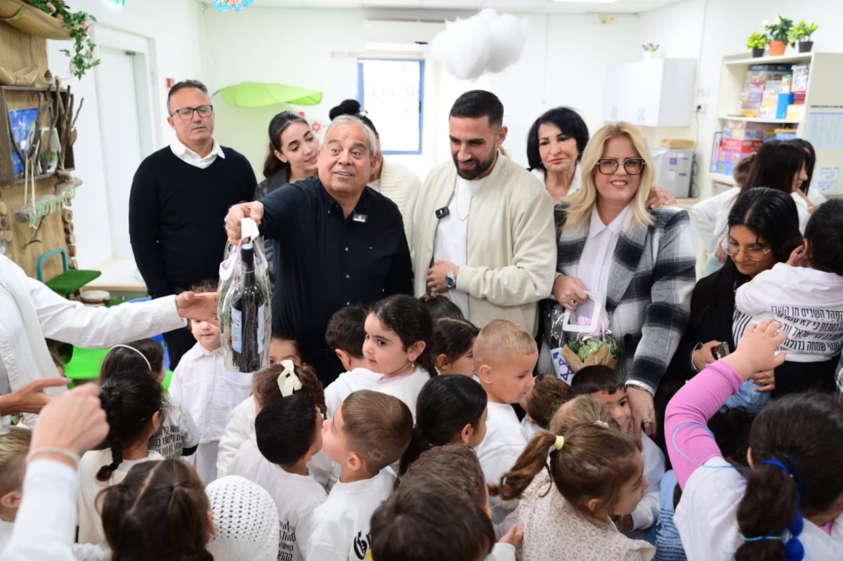 שגב כלפון עם ילדי הגנים בדימונה