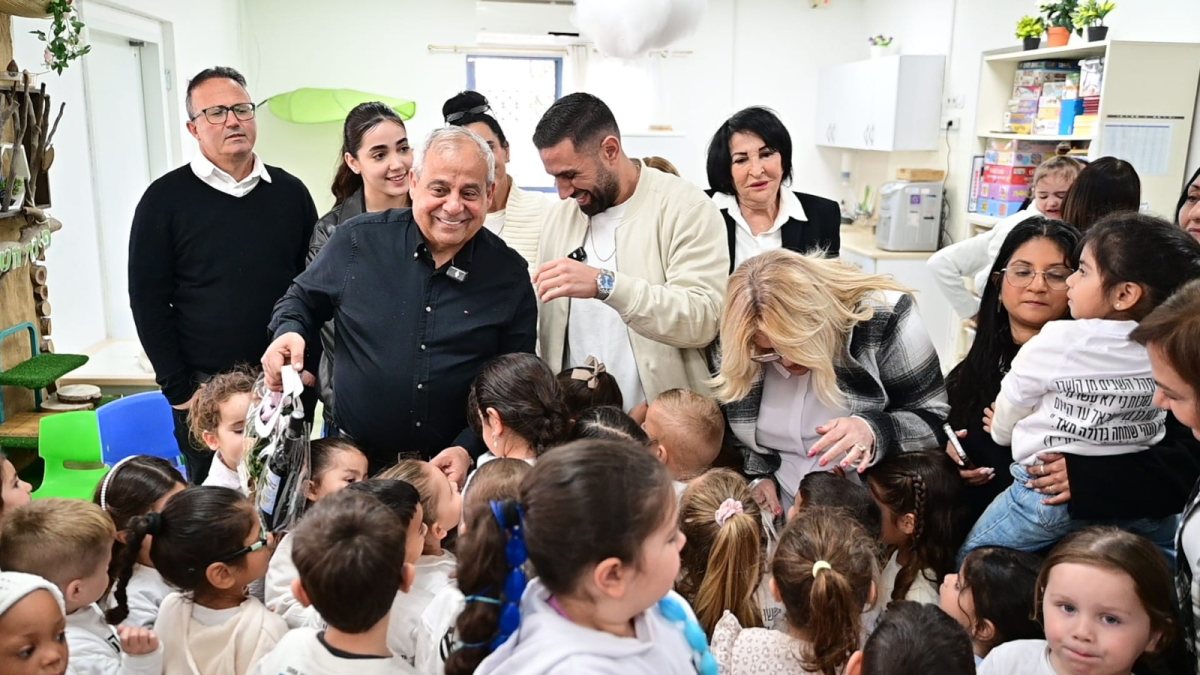 שגב כלפון נפגש עם ילדי הגנים בדימונה