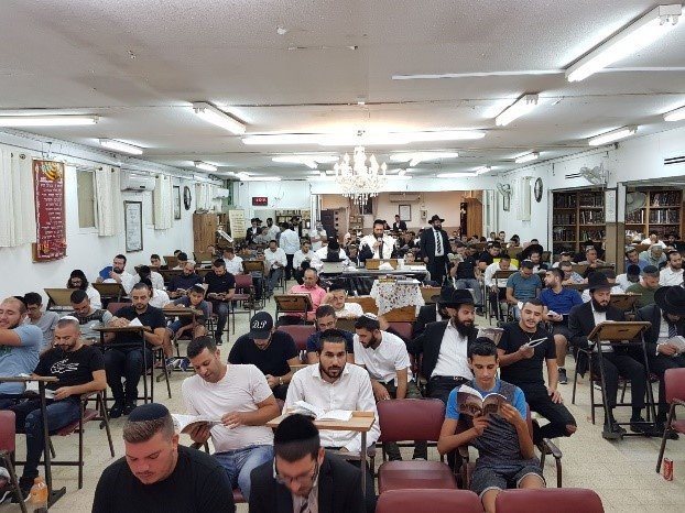 למצולמים אין קשר לנאמר בכתבה. בית הכנסת של הקריה החרדית בשכונה ו' החדשה. צילום באדיבות יאיר שושן