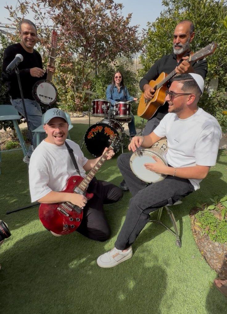 סאלי בר יוסף עם ההרכב. צילום: משה דאלי