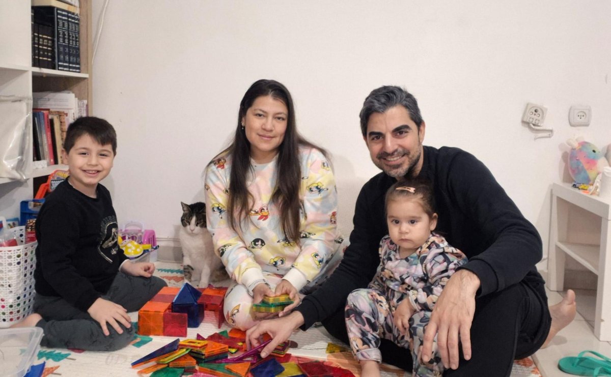 נוגה ושי אלמקייס עם הילדים בזמן מלחמה. צילום: פרטי