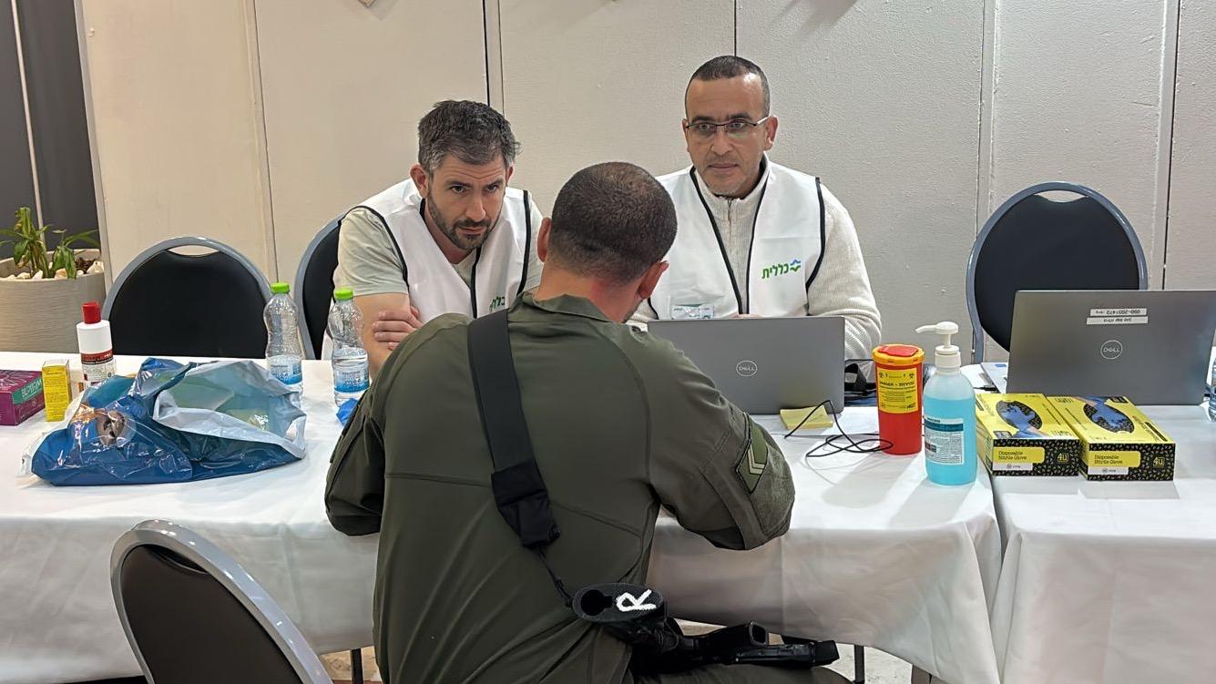 צוות כללית במוקד המפונים שהוקם במלון ליאונרדו. קרדיט: כללית