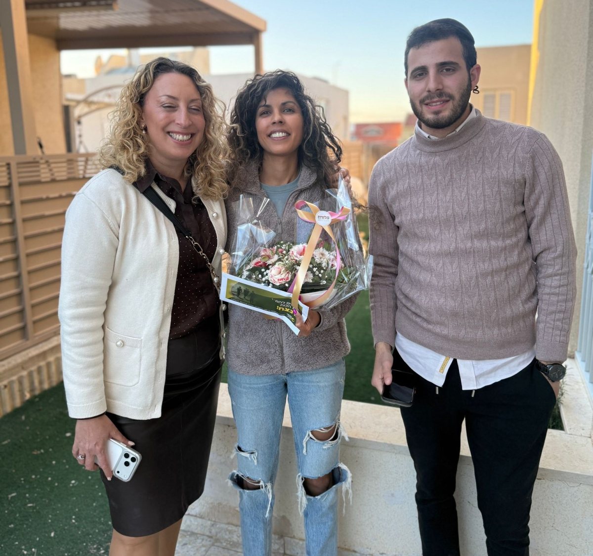 מפתיעים את נשות המילואים שפונו. צילום: עוצמה לחייל