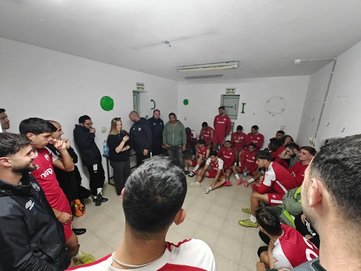 שחקני הקבוצה במרחב המוגן. קרדיט: הפועל ''ויקטורי'' באר שבע