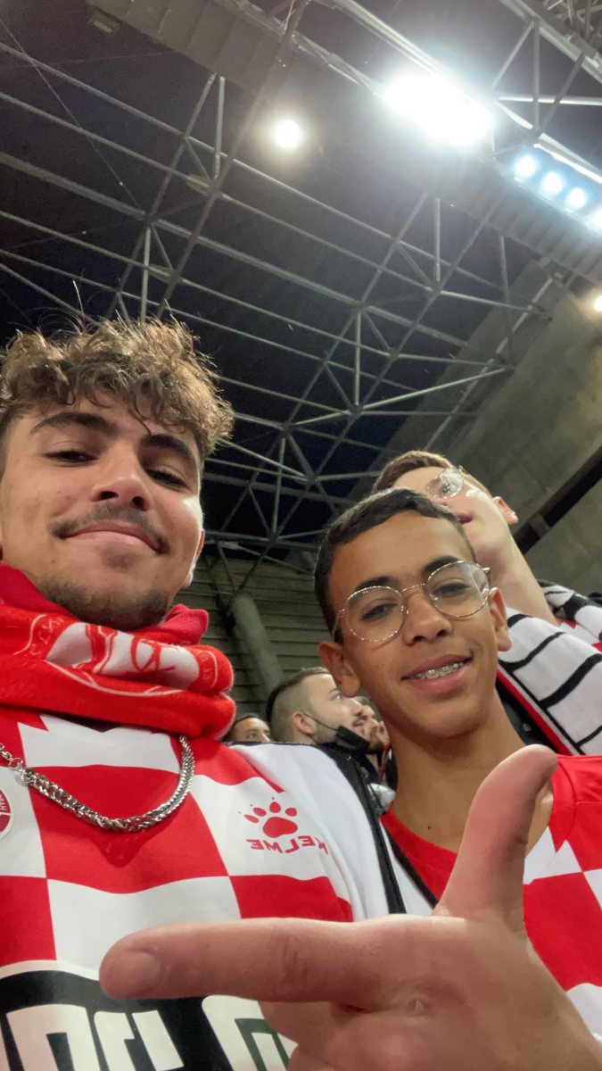 נווה עם אחיו הצעיר אוהדי הפועל באר שבע. קרדיט: צילום פרטי