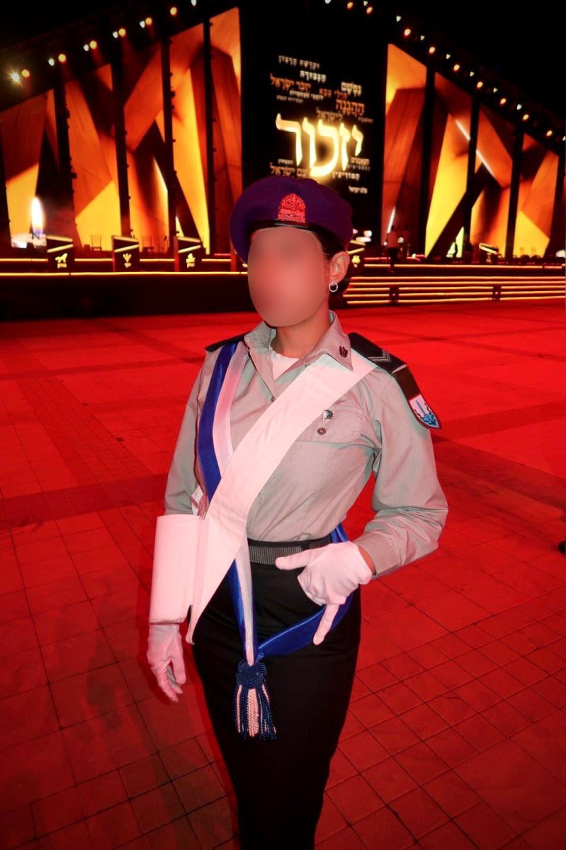 רס"ר ז' - דגלנית בטקס המשואות