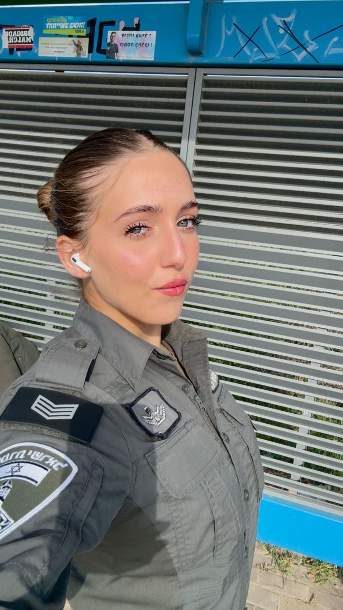 סמל שני עדי צמח - דגלנית בטקס המשואות