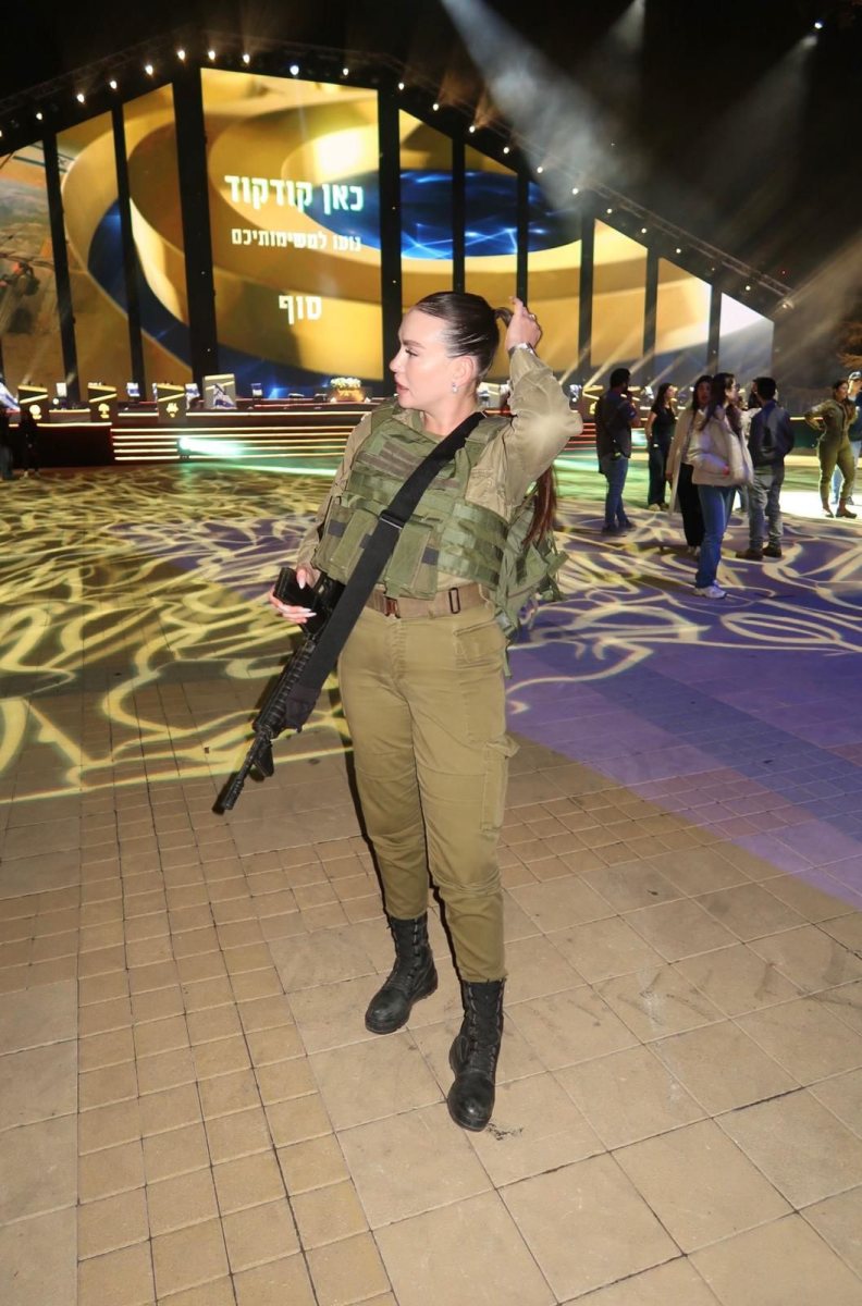 רס" אפרת רון -דגלנית בטקס משואות