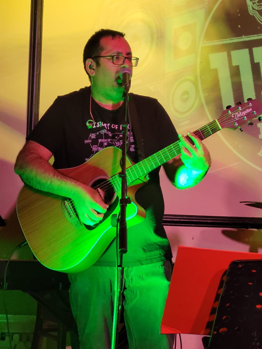 שי חכם בהופעה לפני שחלה בסרטן