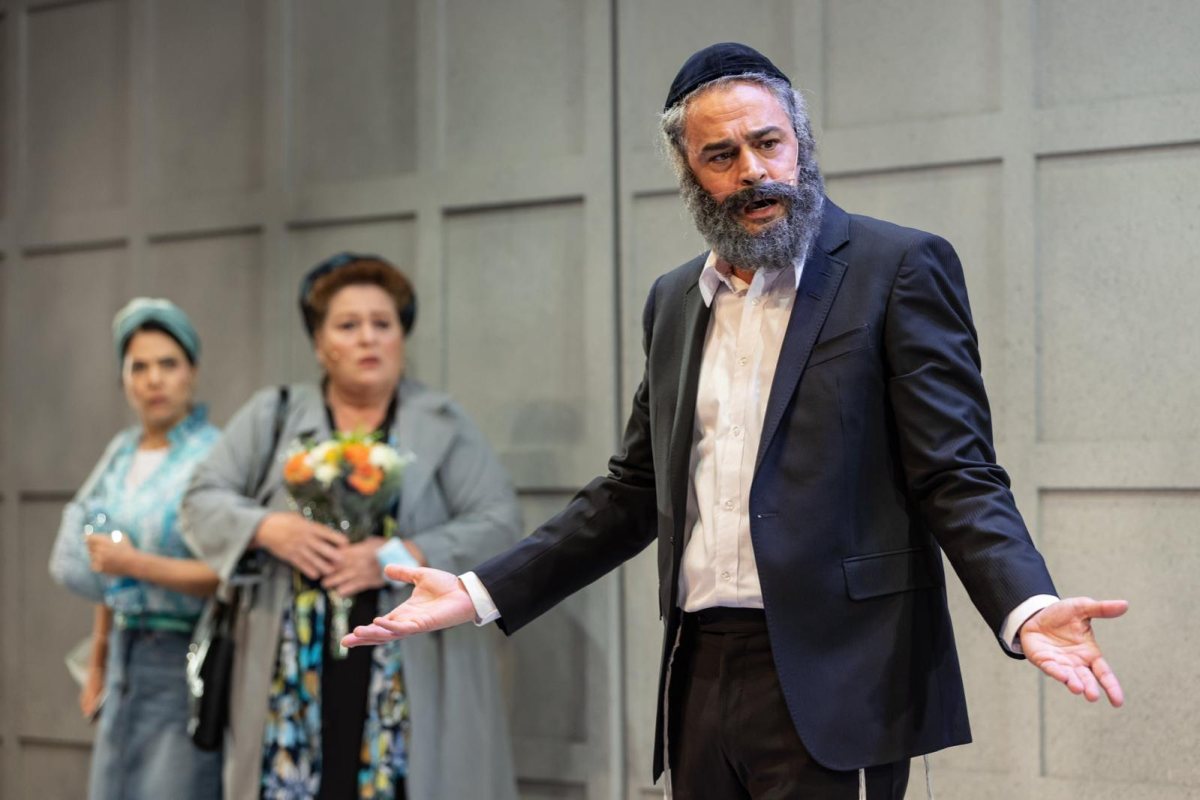 מתוך החזרות להצגה "מקומות שמורים". צילום: מעיין קאופמן