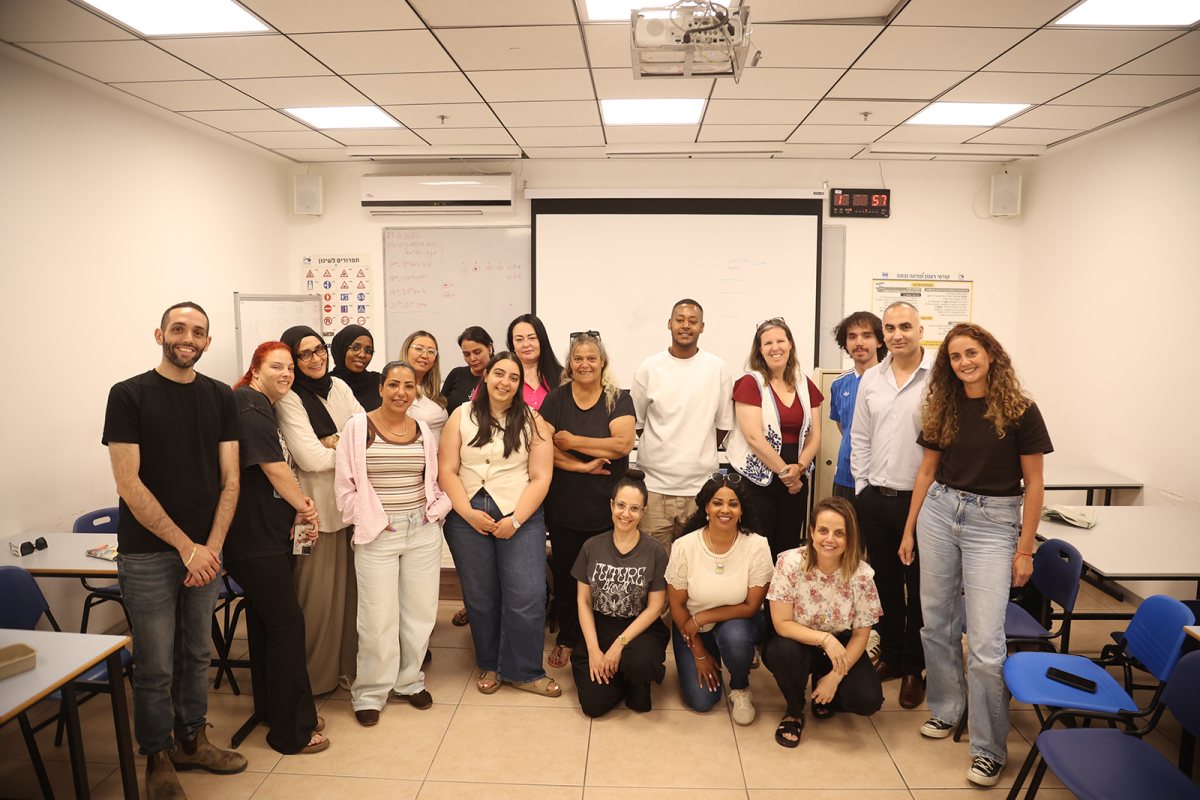 מובילי תוכנית חופים והסטודנטים הלומדים בה במכללת קיי. צילום - קובי בכר