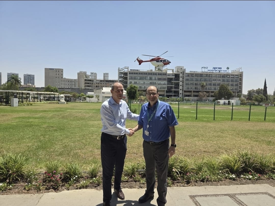מנכ"ל המרכז הרפואי סורוקה, פרופ' שלומי קודש, לצד יאיר קפלן, מנכ"ל בנק ירושלים. קרדיט: צילום פרטי