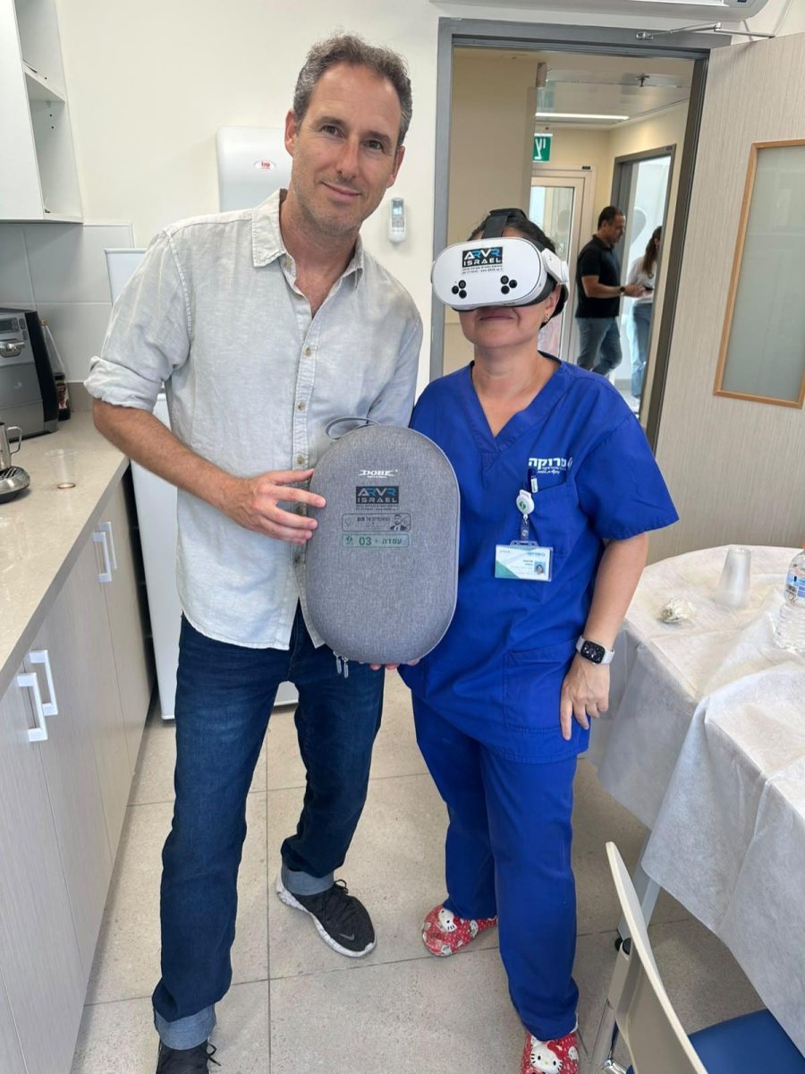 מנכ"ל הסטארטאפ ARVR עם ליזה -אחות במחלקת ההמטואנקולוגית לילדים בסורוקה. צילום: ARVR ISRAEL