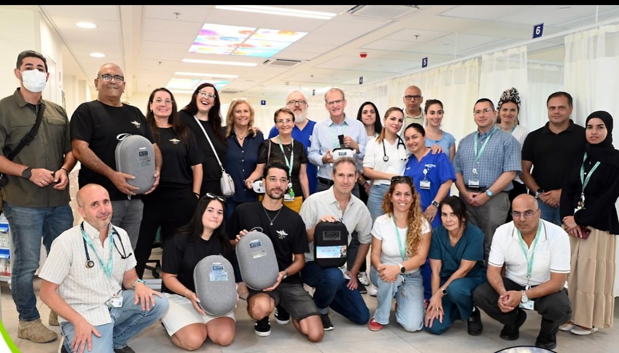 צוות מחלקת המטואונקולוגית ילדים  בסורוקה יחד עם משפחת לוי ולארה מלר ואמיר רוזנצוויג מסטארט אפ ARVR